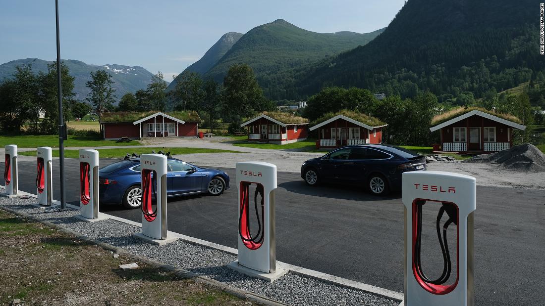 SKEI, NORWAY - AUGUST 12: Tesla cars stand at a Tesla Supercharger charging station on August 12, 2020 in Skei, Norway. Norway has the highest percentage of electric cars per capita in the world. In March, 2020, all-electric electric car sales accounted for 55.9% of new car sales. (Photo by Sean Gallup/Getty Images,)