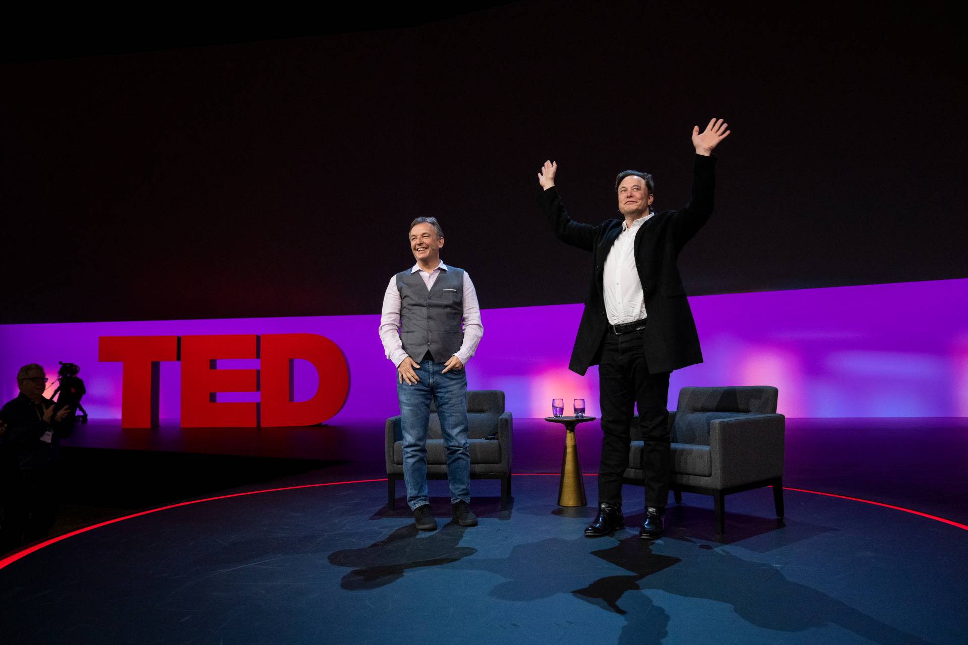 Elon Musk waves to fans in attendance to his TED interview on April 14. (Credit Gilberto TaddayTED)