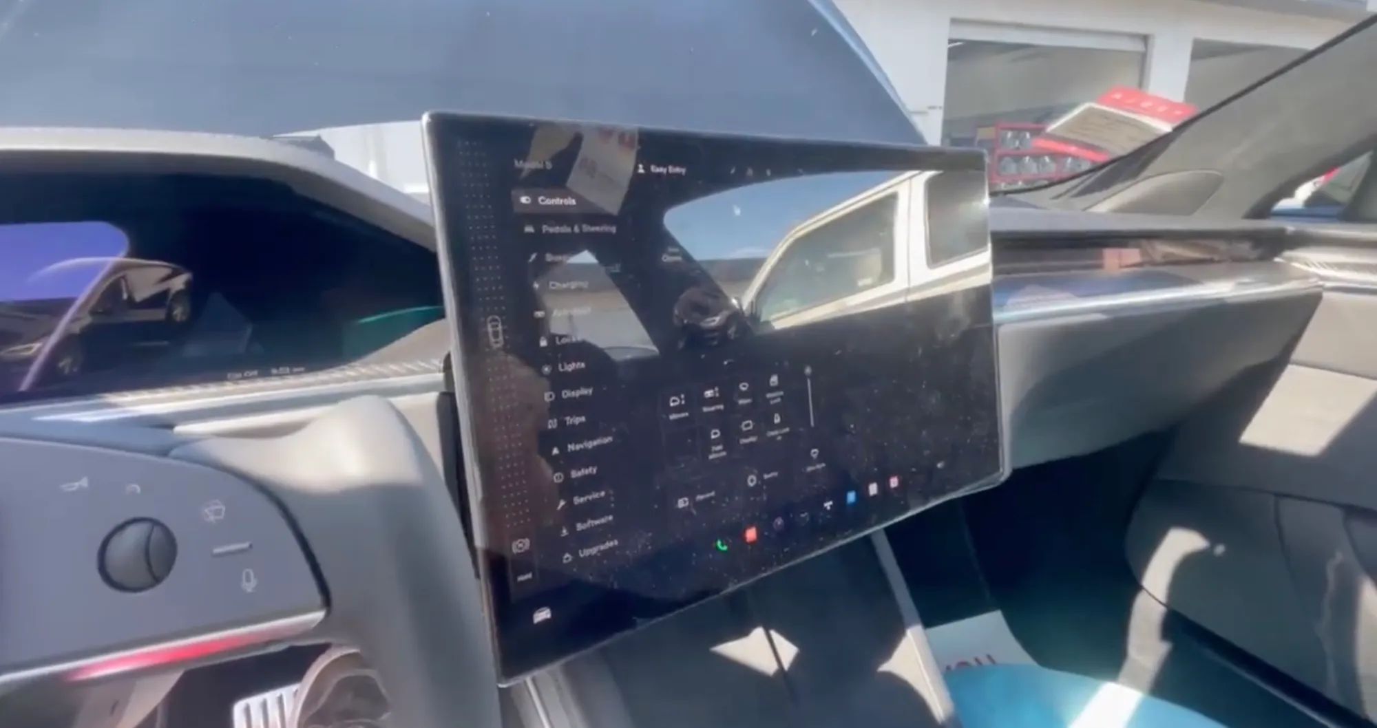 Tesla-Model-S-swivel-center-screen